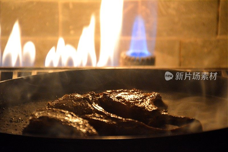 中国上海陆家嘴，Just Love Steakhouse烤架上的羊排